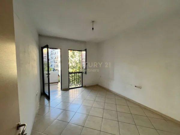 Tirane, shitet apartament 1+1+Ballkon Kati 4, 61 m² 95.000 € (Astir)