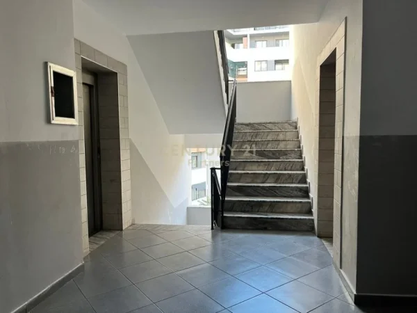 Tirane, shitet apartament 1+1+Ballkon Kati 4, 61 m² 95.000 € (Astir)