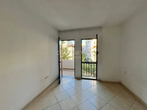 Tirane, shitet apartament 1+1+Ballkon Kati 4, 61 m² 95.000 € (Astir)
