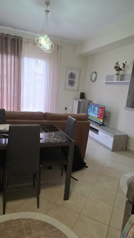 Tirane, jepet me qera apartament 1+1+Aneks+Ballkon Kati 3, 70 m² 600 € (komuna e parisit)