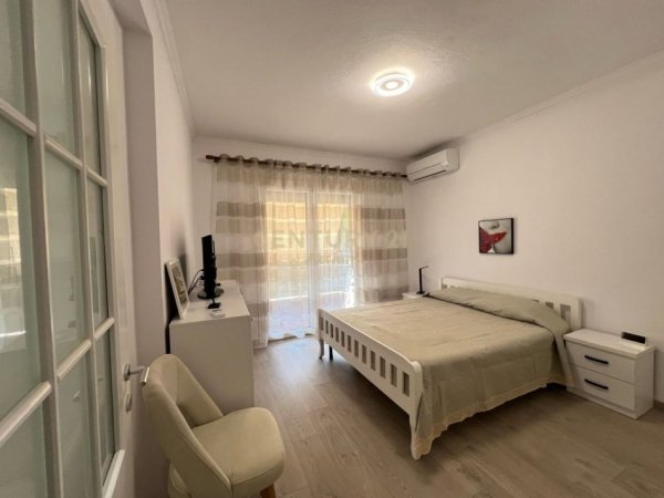 Tirane, jepet me qera apartament 1+1 Kati 3, 60 m² 549 € (Brryl)
