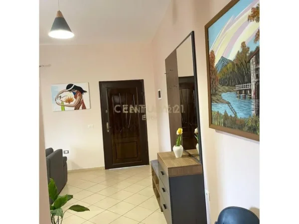 Tirane, jepet me qera apartament 1+1+Ballkon Kati 1, 60 m² 550 € (Liceu Artistik)