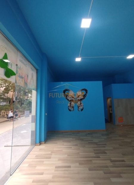 Tirane, jepet me qera ambjent biznesi Kati 0, 60 m² 800 € (Komuna Parisit)