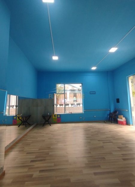 Tirane, jepet me qera ambjent biznesi Kati 0, 60 m² 800 € (Komuna Parisit)