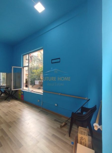 Tirane, jepet me qera ambjent biznesi Kati 0, 60 m² 800 € (Komuna Parisit)