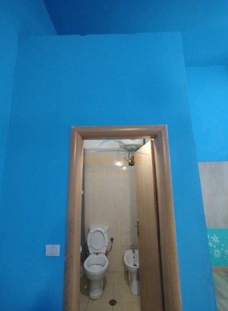 Tirane, jepet me qera ambjent biznesi Kati 0, 60 m² 800 € (Komuna Parisit)