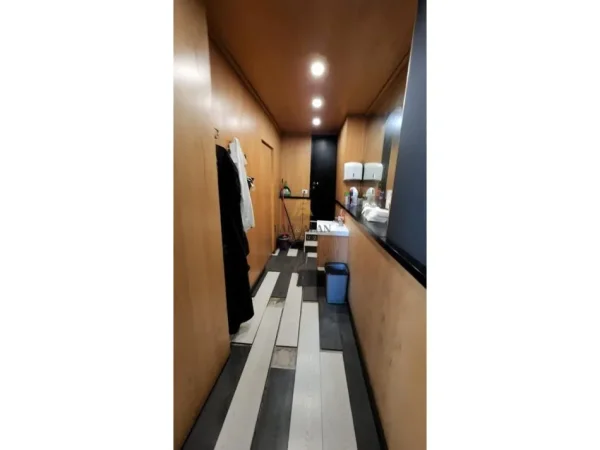 Tirane, jepet me qera ambjent biznesi , 110 m² 1.500 € (Shallvaret)