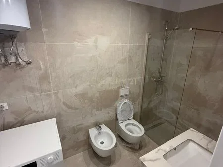 Tirane, jepet me qera apartament 2+1+Ballkon Kati 5, 135 m² 1.800 € (PRANE JUVENILJA CASTELLO)