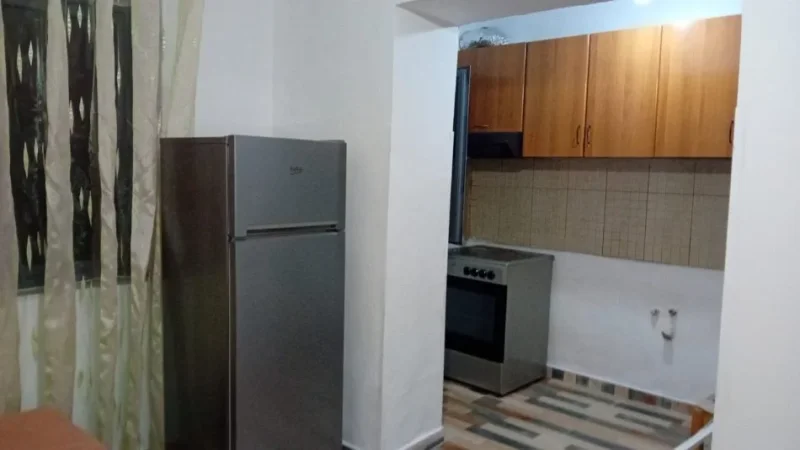 Tirane, jepet me qera apartament 2+1 Kati 1, 75 m² 400 € (Shkolla e bashkuar)