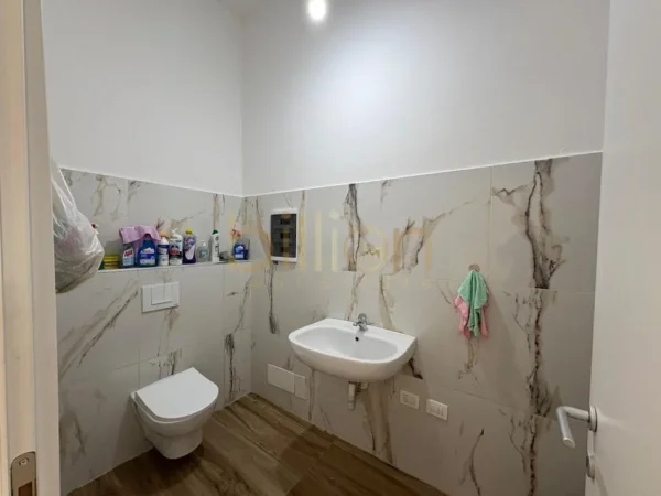 Tirane, jepet me qera , 80 m² 1.300 € (Rruga e Durresit,prane kafe Flora)