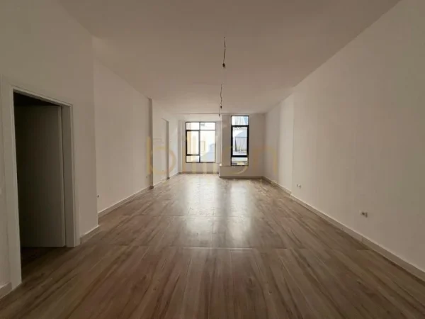 Tirane, jepet me qera , 80 m² 1.300 € (Rruga e Durresit,prane kafe Flora)