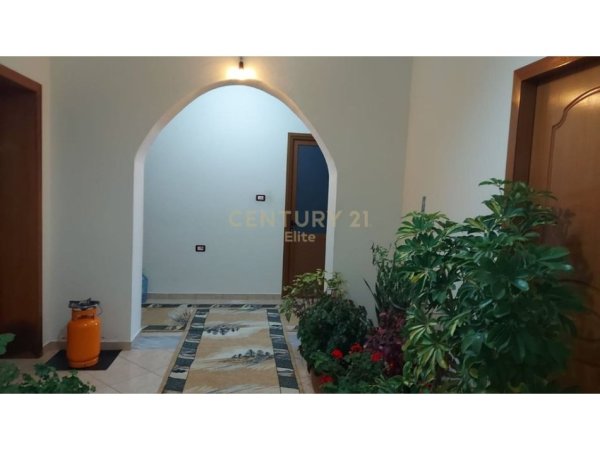 Fier, shitet shtepi 2+1+Ballkon Kati 0, 450 m² 60.000 € (Patos)