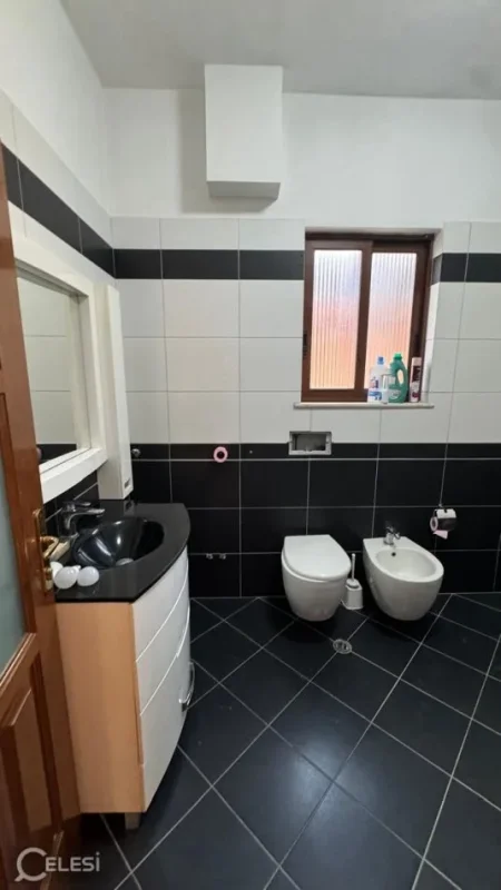 Tirane, jepet me qera apartament 2+1+Ballkon Kati 3, 145 m² 500 € (ALI DEMI)