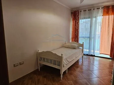 Tirane, jepet me qera apartament 2+1+Ballkon Kati 2, 105 m² 600 € (Pazari i Ri)