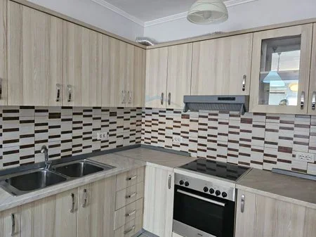 Tirane, jepet me qera apartament 2+1+Ballkon Kati 2, 105 m² 600 € (Pazari i Ri)