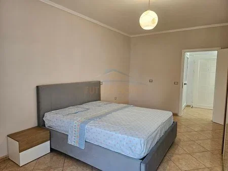 Tirane, jepet me qera apartament 2+1+Ballkon Kati 2, 105 m² 600 € (Pazari i Ri)