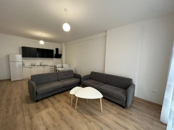 Tirane, jepet me qera apartament 1+1+Ballkon Kati 4, 70 m² 550 € (farmacia 10)