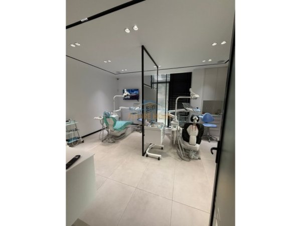 Tirane, jepet me qera ambjent biznesi Kati 2, 120 m² 3.000 € (Rruga Muhamet Gjollesha)