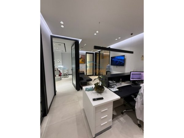 Tirane, jepet me qera ambjent biznesi Kati 2, 120 m² 3.000 € (Rruga Muhamet Gjollesha)