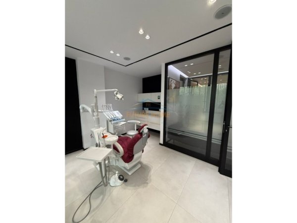 Tirane, jepet me qera ambjent biznesi Kati 2, 120 m² 3.000 € (Rruga Muhamet Gjollesha)