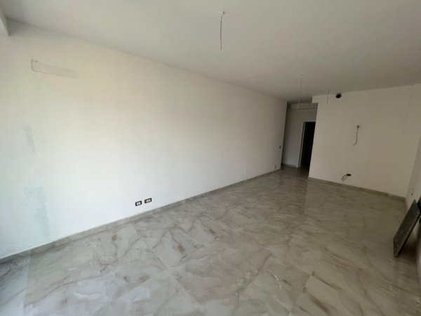 Tirane, jepet me qera apartament 2+1 Kati 1, 118 m² 1.000 € 