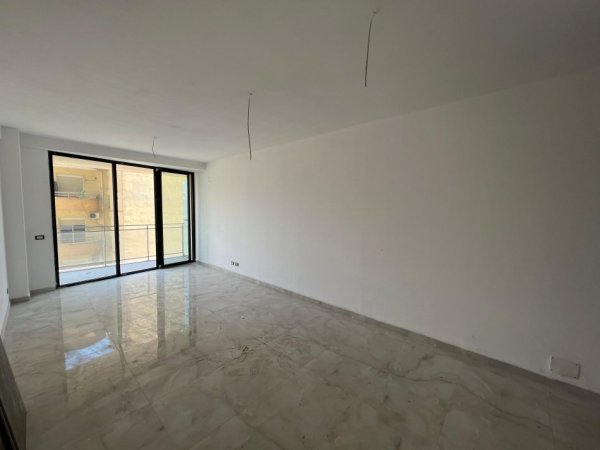 Tirane, jepet me qera apartament 2+1 Kati 1, 118 m² 1.000 € 