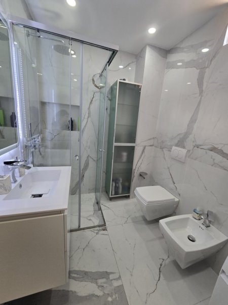Tirane, jepet me qera apartament 2+1 Kati 5, 99 m² 1.200 € (Komuna e Parisit)