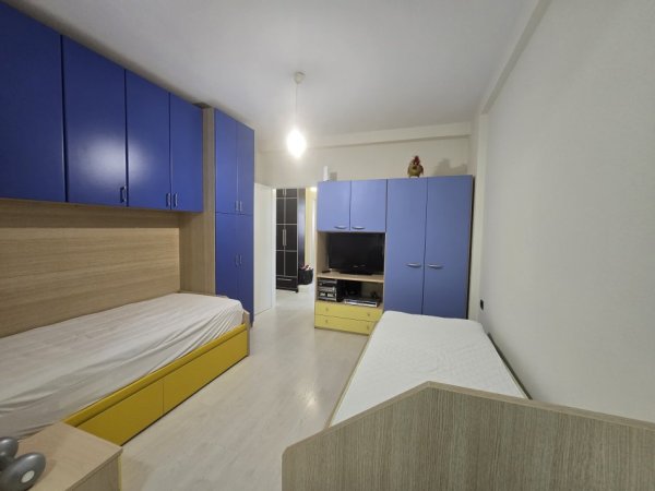 Tirane, jepet me qera apartament 2+1 Kati 5, 99 m² 1.200 € (Komuna e Parisit)