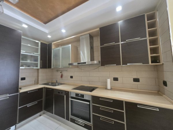 Tirane, jepet me qera apartament 2+1 Kati 5, 99 m² 1.200 € (Komuna e Parisit)
