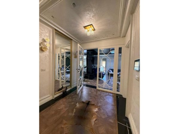 Tirane, jepet me qera apartament 2+1 Kati 8, 197 m² 2.500 € 