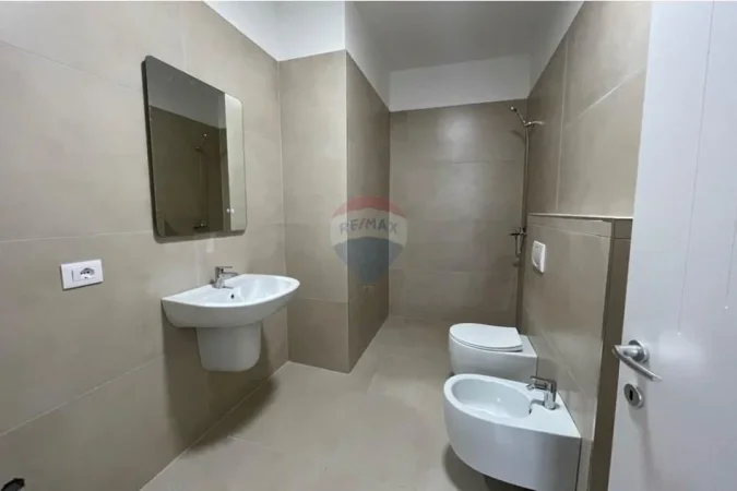 Tirane, jepet me qera apartament 2+1 , 105 m² 600 € (ish fusha e aviacionit)
