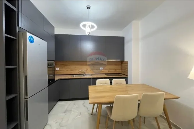 Tirane, jepet me qera apartament 2+1 , 105 m² 600 € (ish fusha e aviacionit)