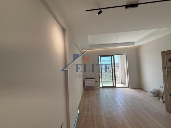 Tirane, jepet me qera apartament 1+1+Ballkon Kati 4, 70 m² 600 € (Ish Fusha e Aviacionit)