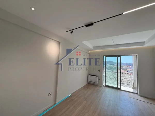 Tirane, jepet me qera apartament 1+1+Ballkon Kati 4, 70 m² 600 € (Ish Fusha e Aviacionit)