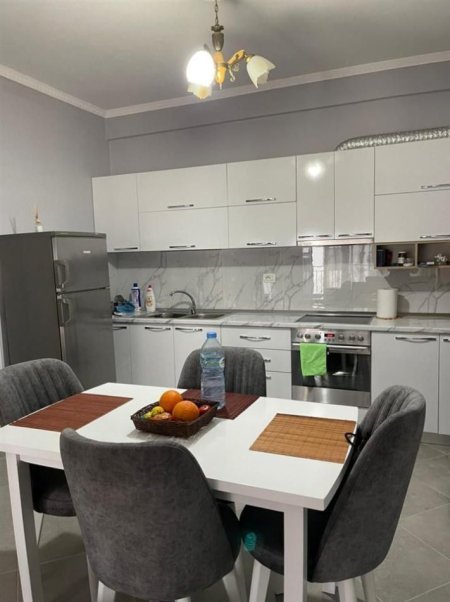 Tirane, jepet me qera apartament 1+1+Ballkon Kati 3, 78 m² 550 € (GREEN CITY)