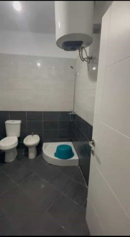 Tirane, jepet me qera apartament 2+1+Ballkon Kati 5, 90 m² 470 € (selite)