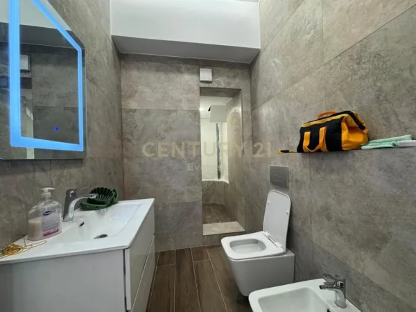 Tirane, shes ambjent biznesi , 36 m² 200.000 € (SQUARE 21)