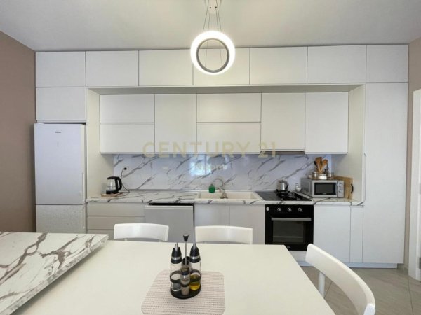Tirane, jap me qera apartament 2+1 , 115 m² 800 € (Liqeni i Thate)