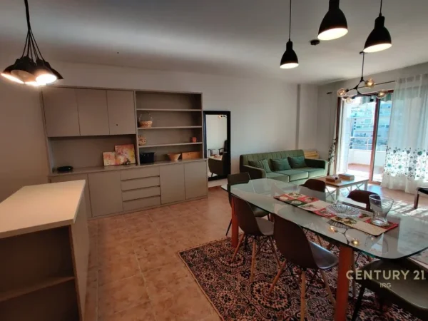 Tirane, jepet me qera apartament 2+1+Ballkon Kati 5, 110 m² 1.000 € 