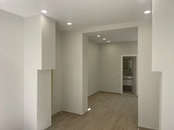 Tirane, jepet me qera ambjent biznesi Kati 0, 40 m² 500 € (Stadiumi Dinamo)