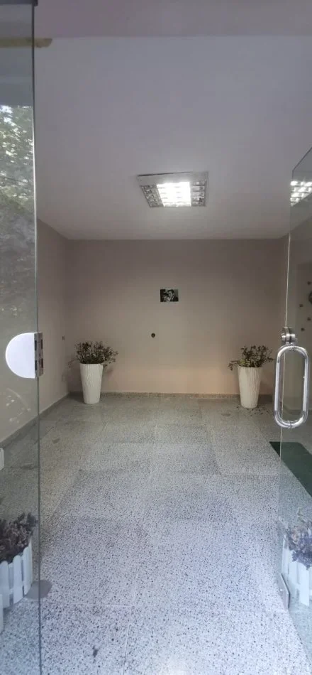 Tirane, jepet me qera zyre Kati 1, 45 m² 350 € 