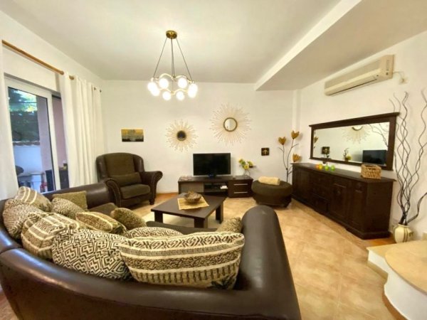 Dubleks me qera 180 m2 3+1+2+1 ballkon + verandë& 1 post parkimi📍21 dhjetori ( frosina plaku) 1000 euro