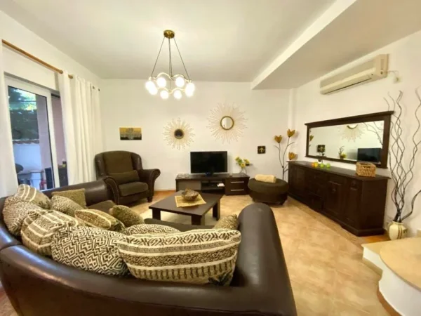 Dubleks me qera 180 m2 3+1+2+1 ballkon + verandë& 1 post parkimi📍21 dhjetori ( frosina plaku) 1000 euro