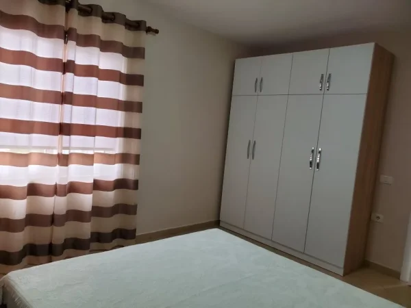 Tirane, jepet me qera apartament 2+1+Ballkon Kati 2, 100 m² 550 € (Haxhi Isuf Banka)