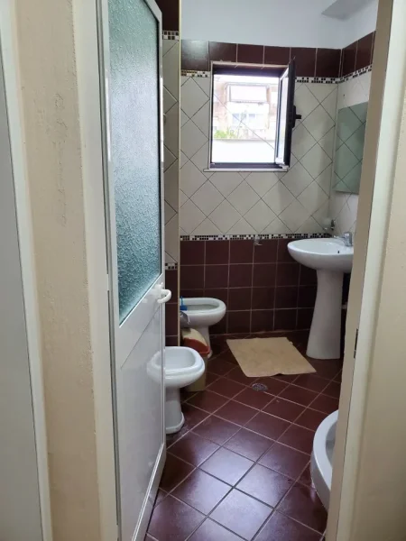 Tirane, jepet me qera apartament 2+1+Ballkon Kati 2, 100 m² 550 € (Haxhi Isuf Banka)