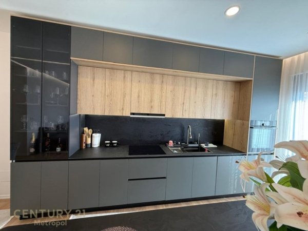 Tirane, jepet me qera apartament 2+1+Ballkon Kati 5, 134 m² 900 € (Tv Klan)