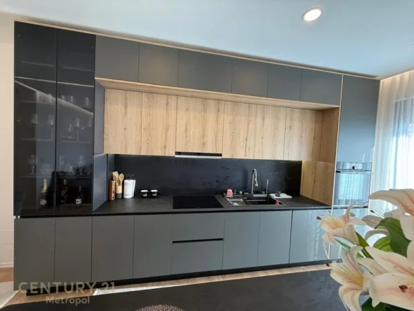 Tirane, jepet me qera apartament 2+1+Ballkon Kati 5, 134 m² 900 € (Tv Klan)