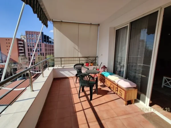 Tirane, jepet me qera apartament 2+1 Kati 5, 116 m² 1.000 € (Rr. e Kavajes)