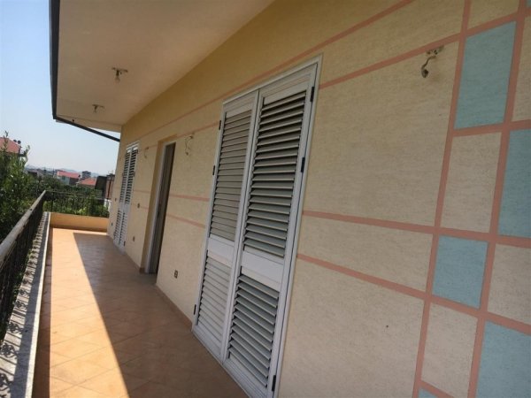 Tirane, jepet me qera apartament 2+1+Ballkon Kati 2, 120 m² 450 € (ne rrugen Jordan Misja Tirane.)