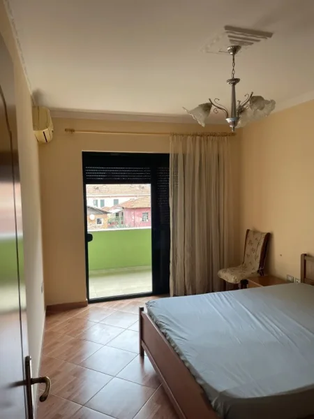 Tirane, jap me qera apartament 1+1+Ballkon Kati 2, 67 m² 500 € (Rruga e Saraçve)